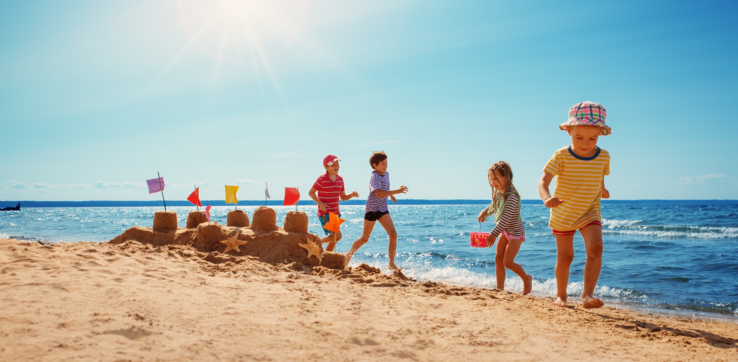 Die Heilkraft des Meeres für unser Wohlbefinden: Kinder spielen am Meer