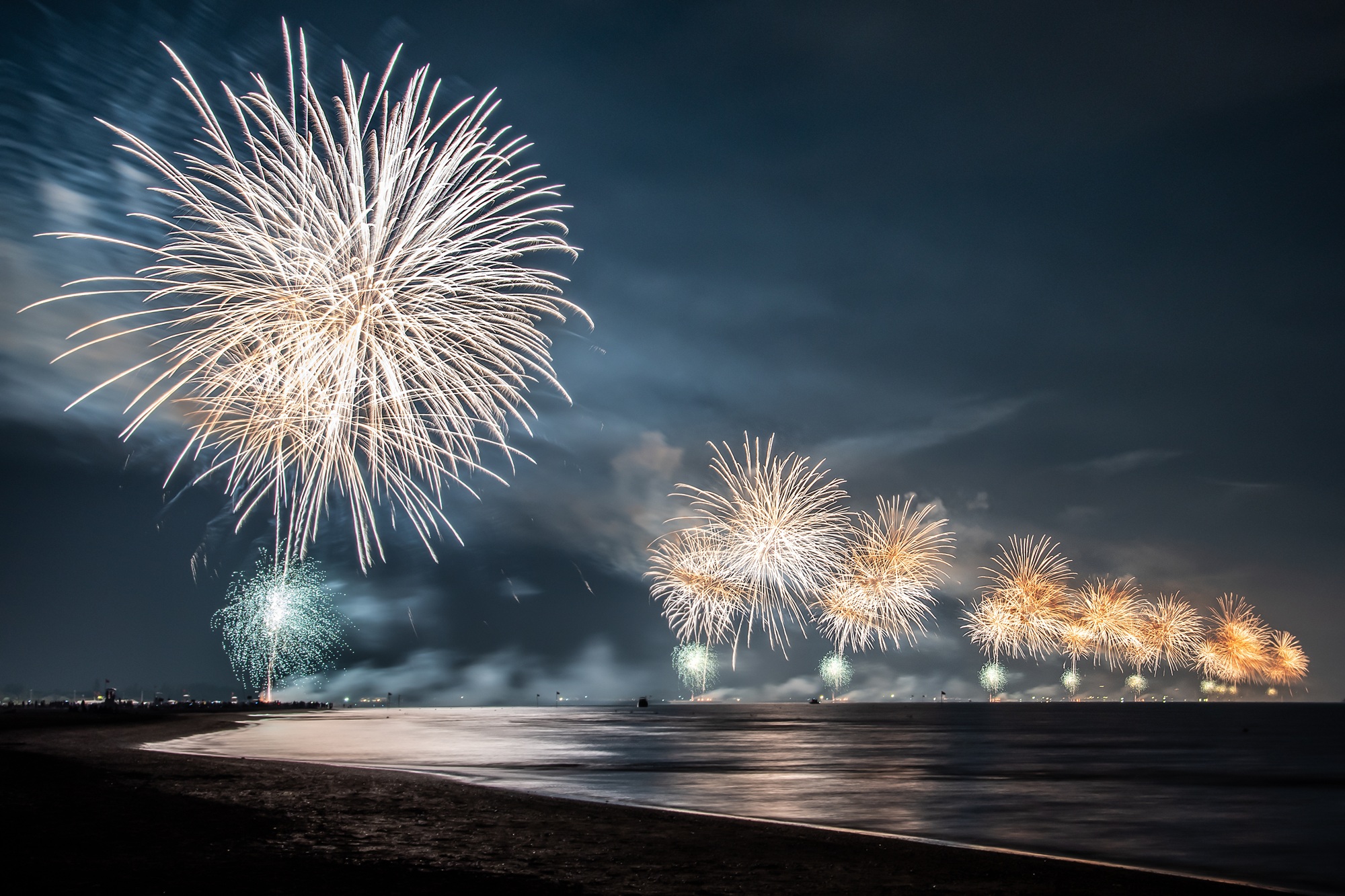 Lo spettacolo pirotecnico di Beach on Fire sulla spiaggia di Cavallino Treporti, Venezia.