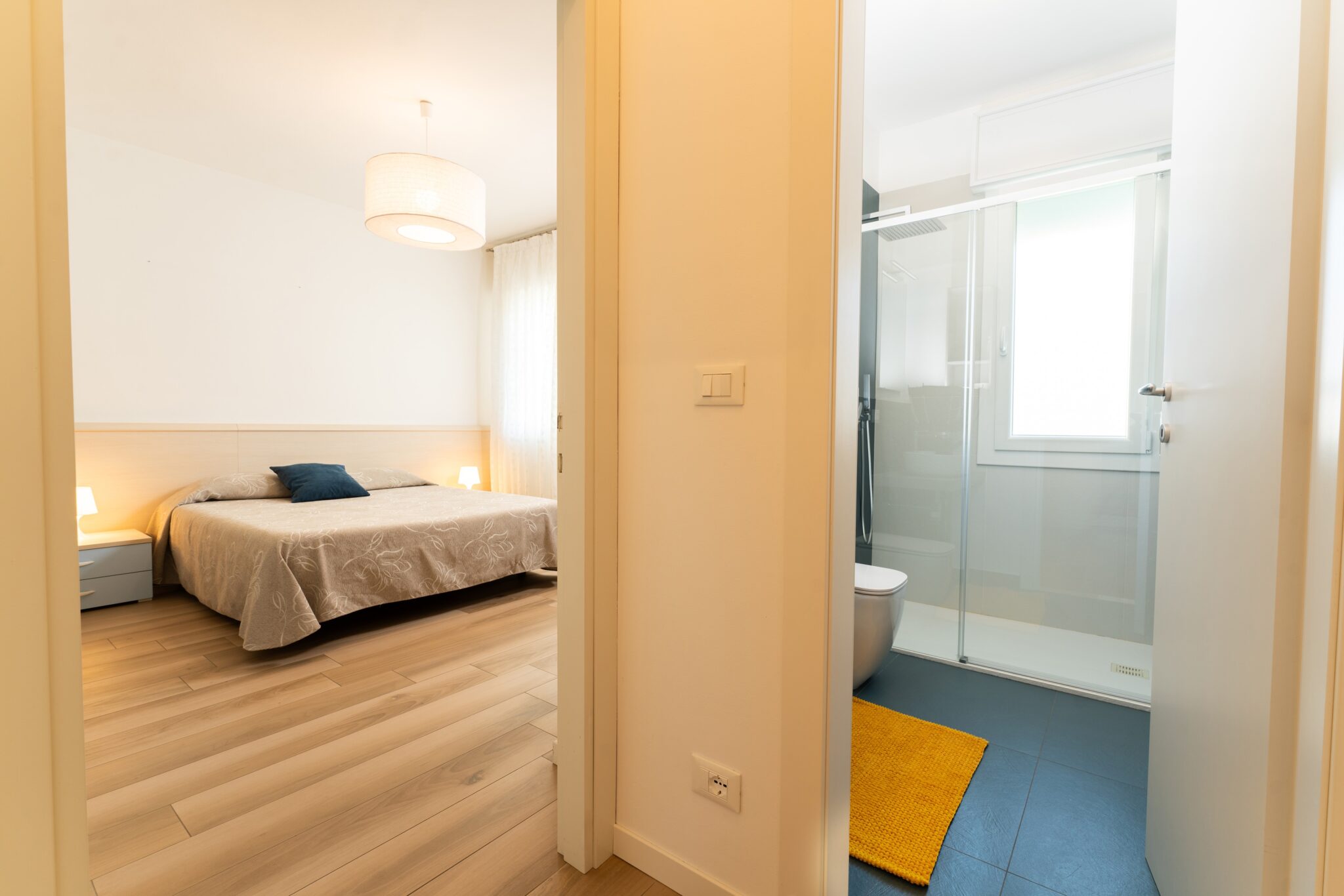 Metà della camera da letto e vista sul bagno.