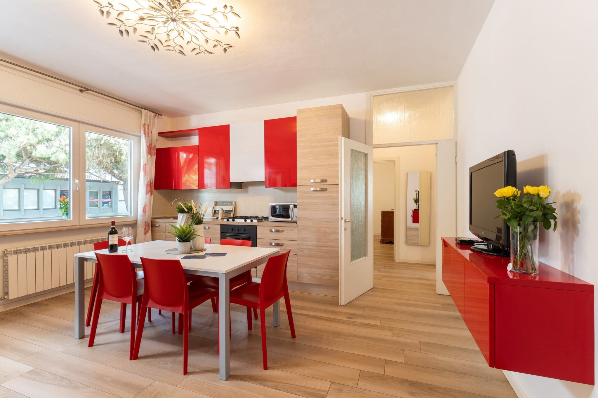 vista della cucina e dell tv