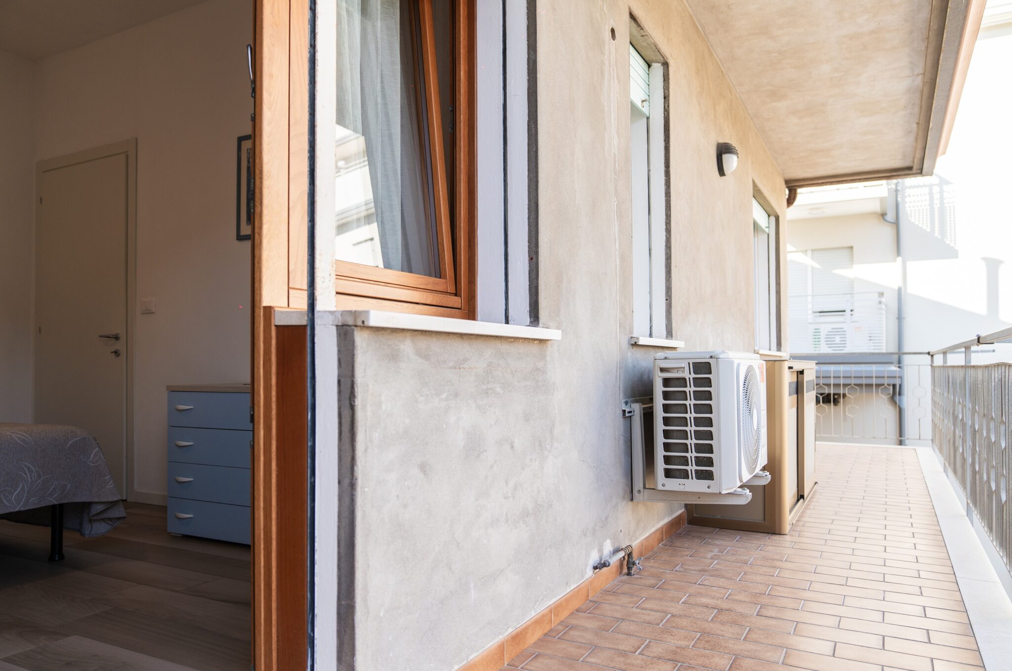 Una unità esterna del condizionatore sul balcone.