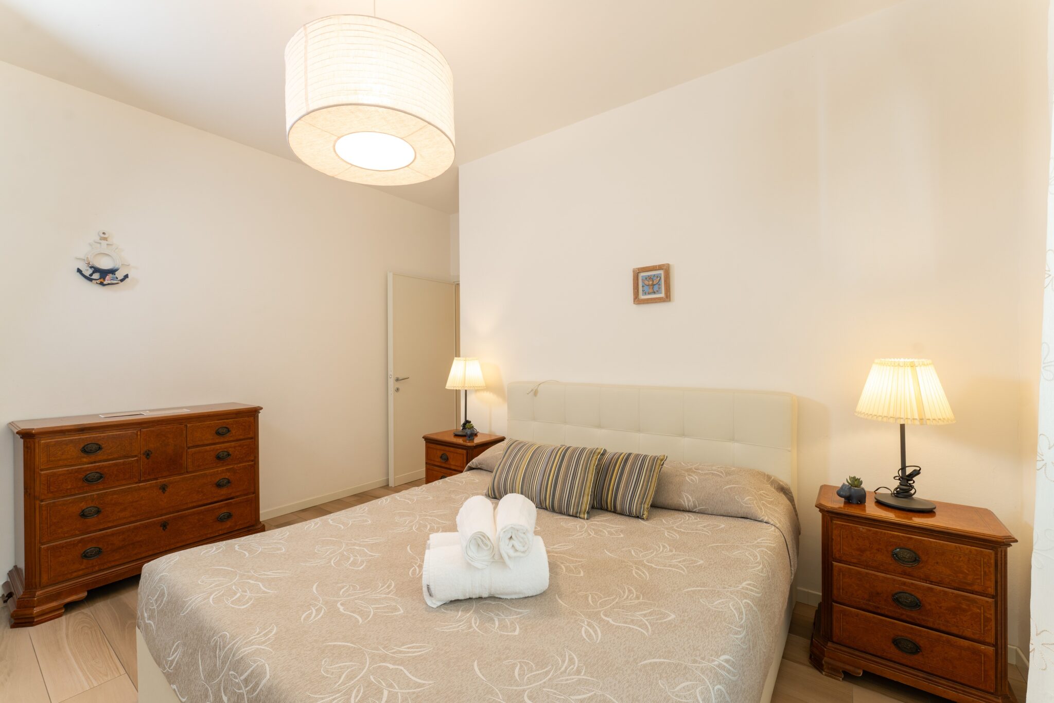 Camera da letto con un letto matrimoniale queen size