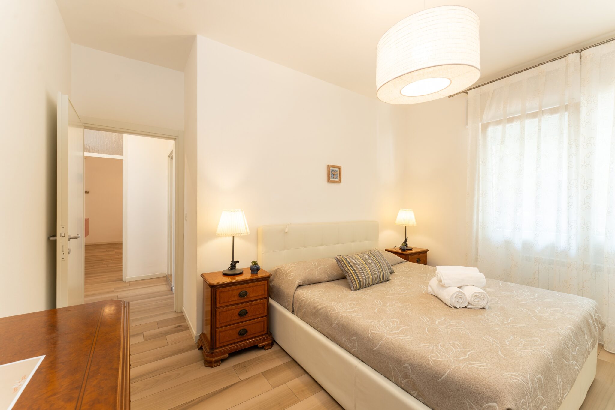 Camera da letto con un letto matrimoniale queen size