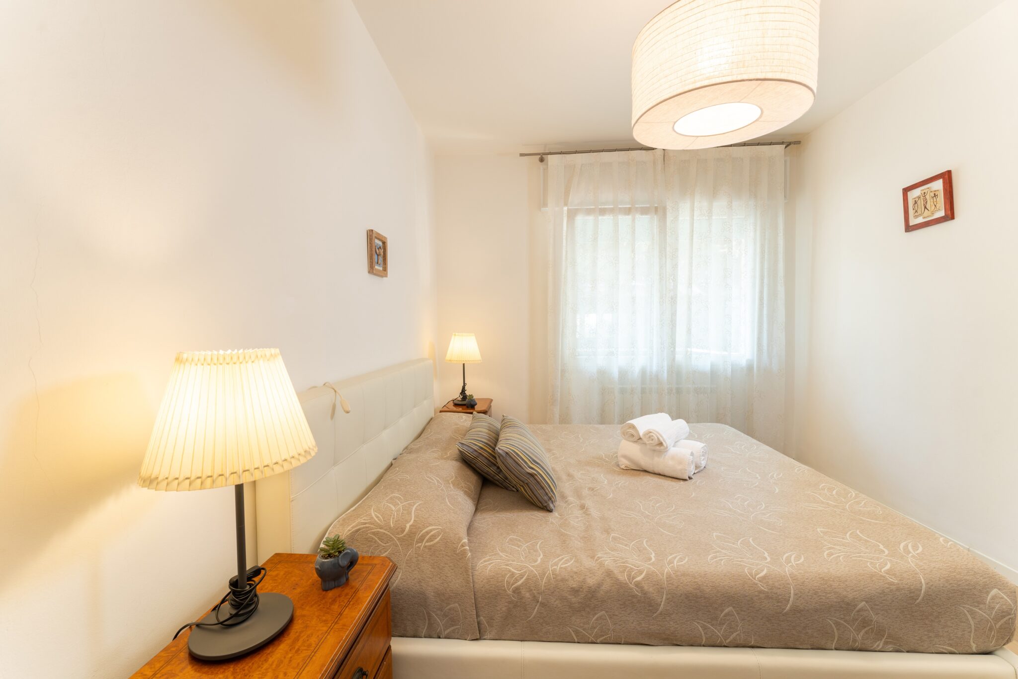 Camera da letto con un letto matrimoniale queen size