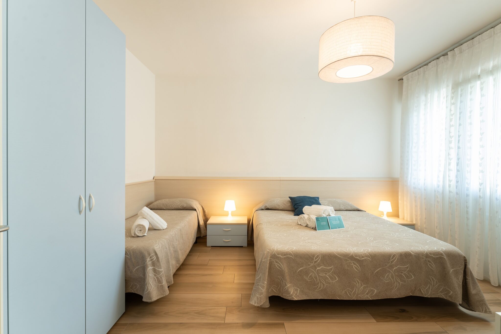 Camera da letto con un letto matrimoniale queen size e un letto singolo.