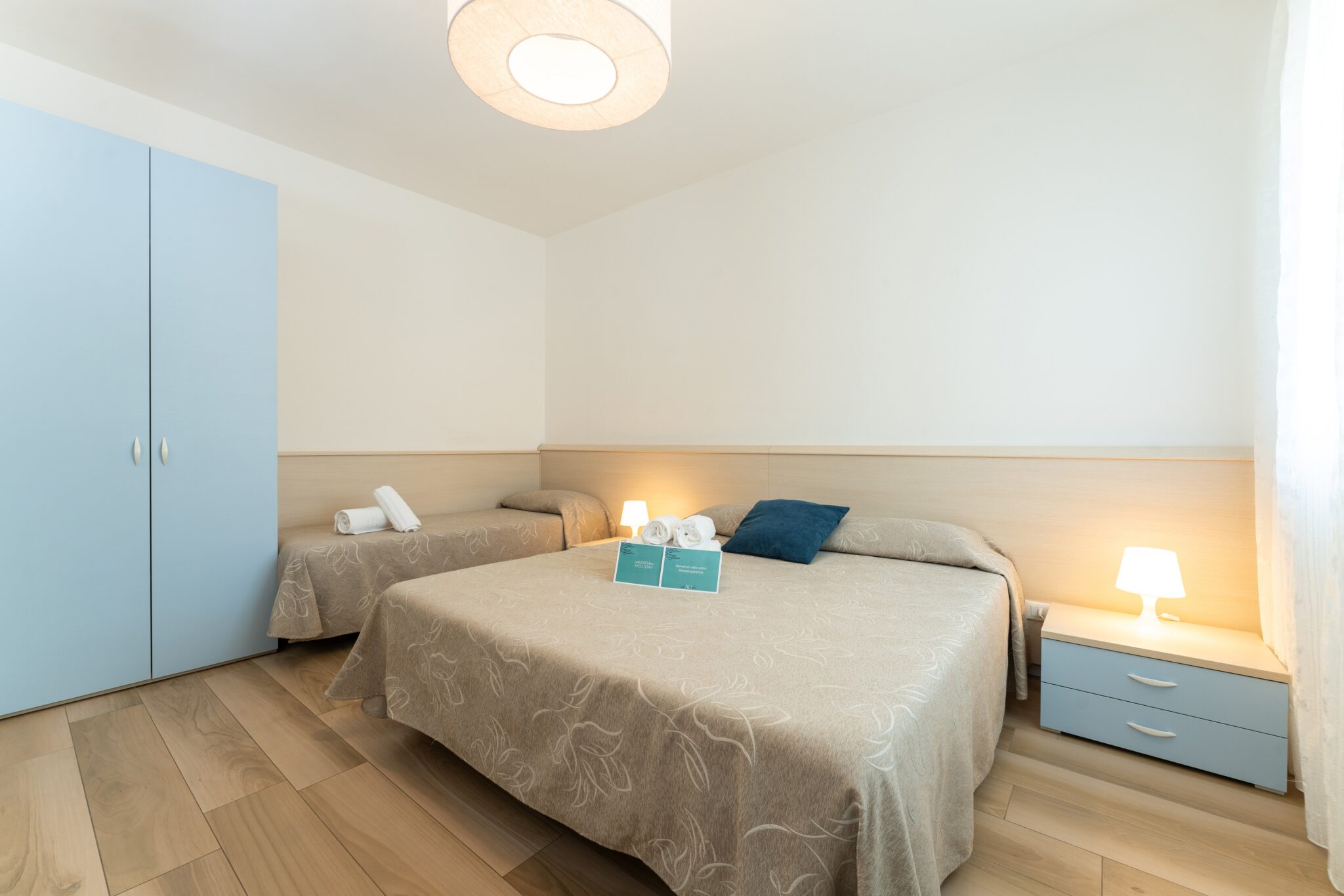 Camera da letto con un letto matrimoniale queen size e un letto singolo.