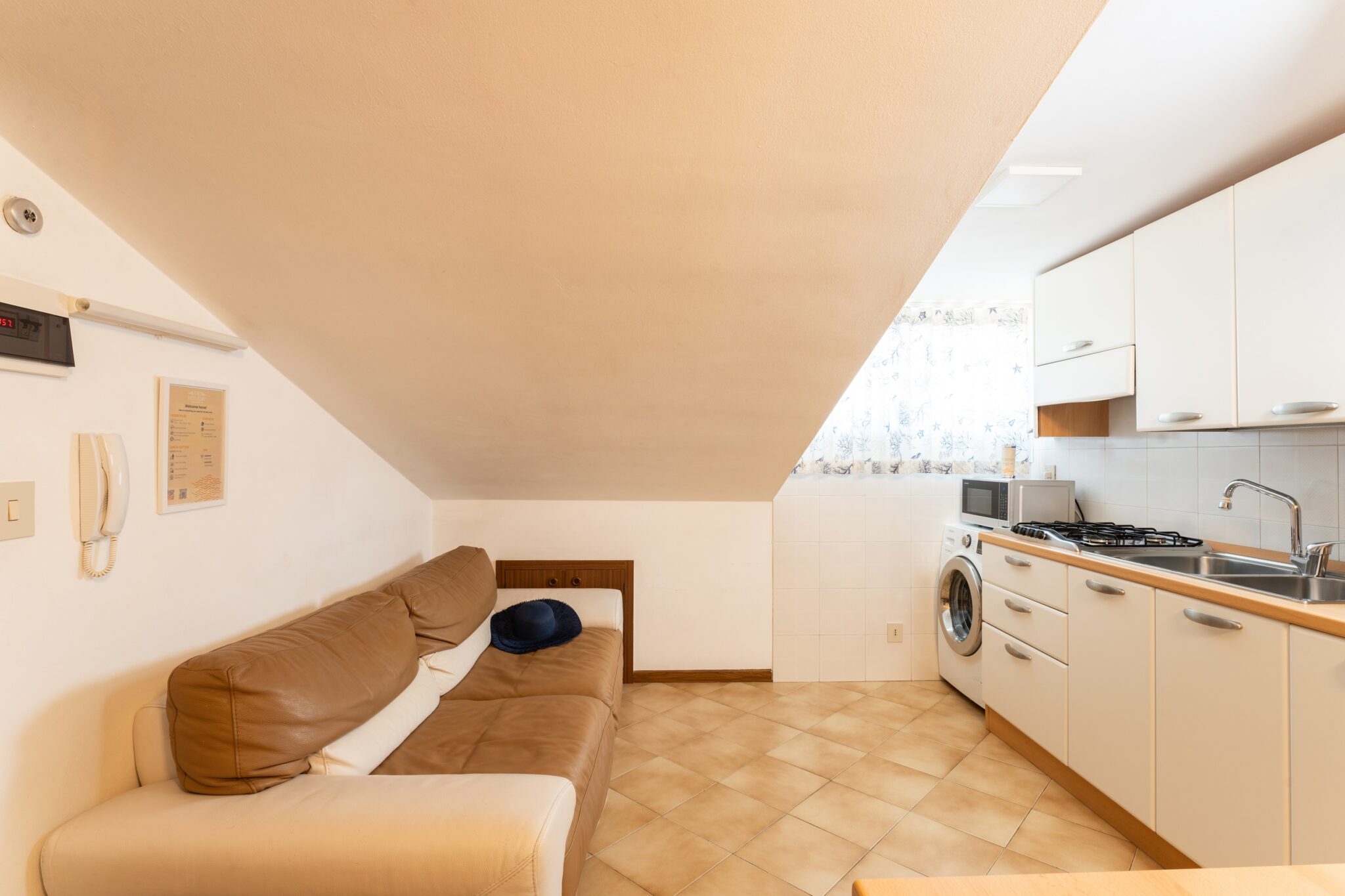 vista della cucina con divano