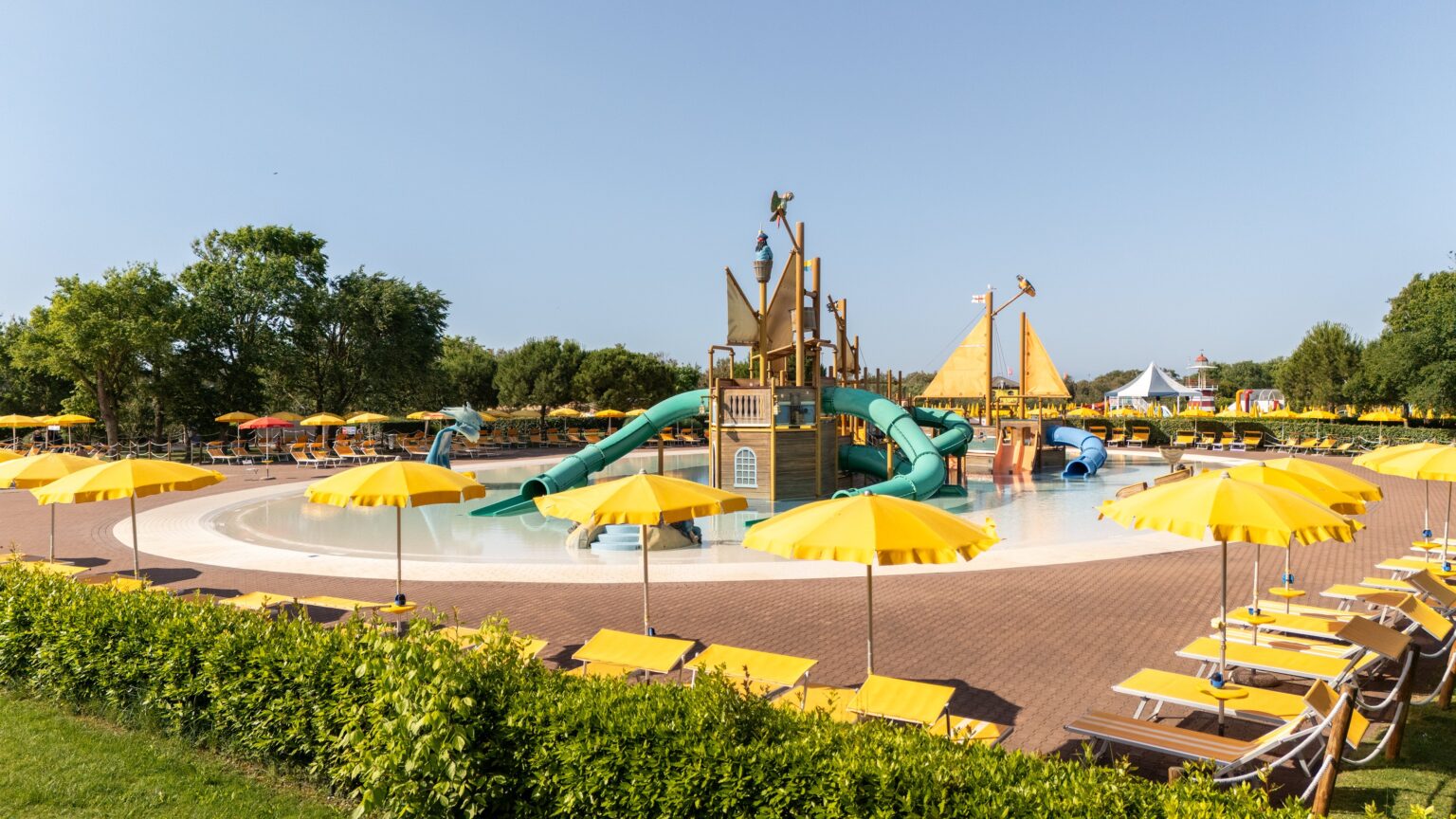 un piccolo parco giochi d'acqua