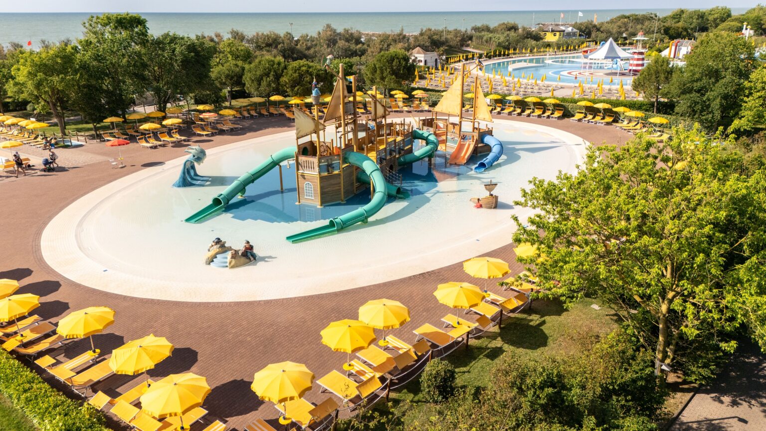 vista alta un piccolo parco giochi d'acqua