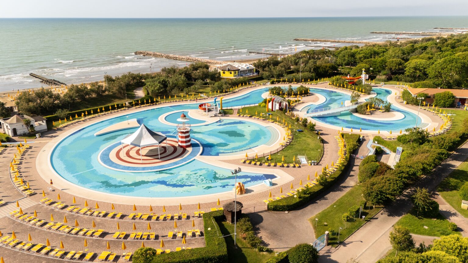 visto alta piscina vicino mare