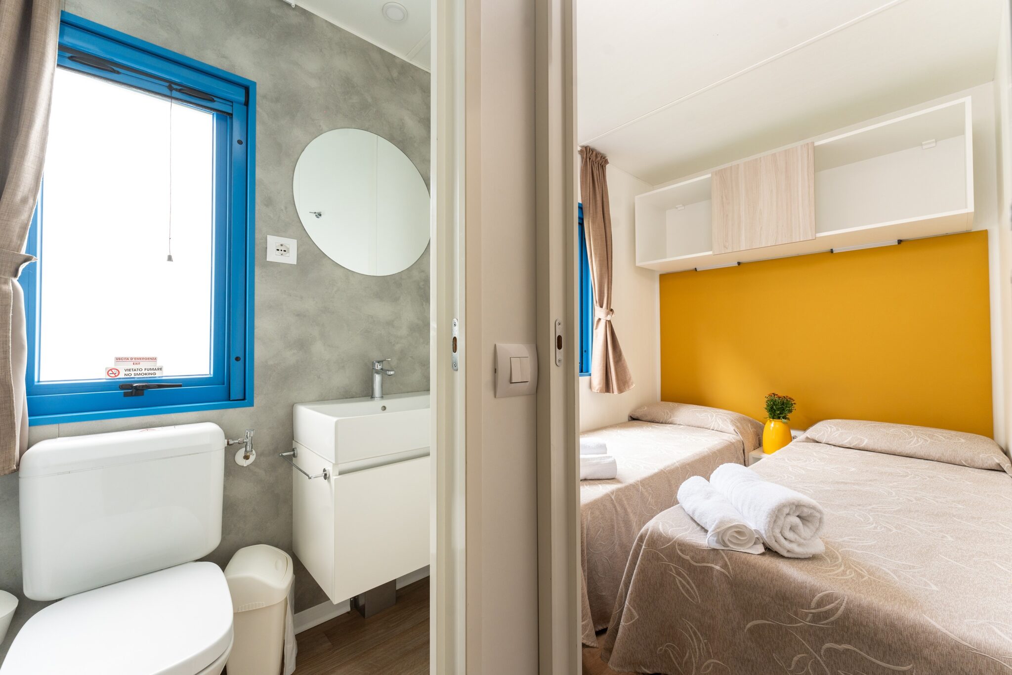 vista bagno e camera con due letti singoli